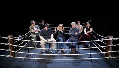 En primer t&eacute;rmino, Carme Portaceli, entre Jordi Casanovas (izquierda)  y Miguel Cuerdo, productor de La Zona. Detr&aacute;s, de izquierda a derecha, Ignacio del Moral, Yolanda Garc&iacute;a Serrano, Lourdes Ortiz y Marta Buchaca, ayer durante la presentaci&oacute;n del I Torneo de Dramaturgia.