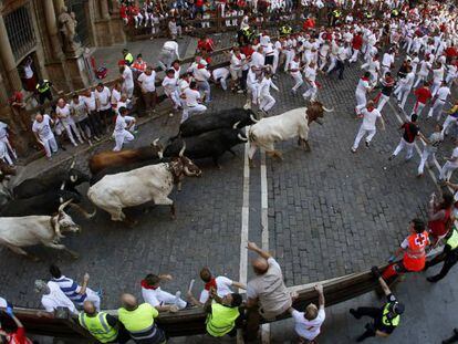 Los toros de la ganader&iacute;a madrile&ntilde;a de Victoriano del R&iacute;o, a su paso por la Plaza Consistorial durante el sexto encierro de los Sanfermines 2017. 