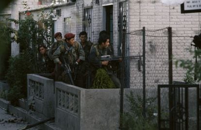 Guerrilleros del Frente Farabundo Martí de Liberación en un enfrentamiento con el Ejército, en San Salvador, en 1989.