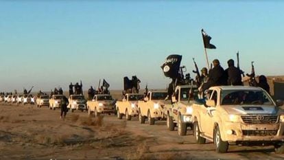 Una caravana de guerrilleros del ISIS en la provincia iraqu&iacute; de Anbar, tomada de una web militante. 