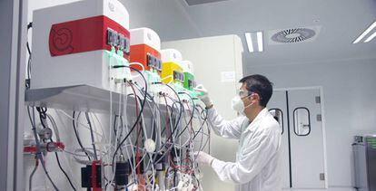 Técnico de Hipra trabajando con bioreactores.