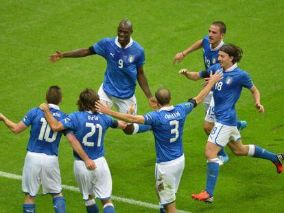 Los jugadores de Italia celebran un gol de Balotelli