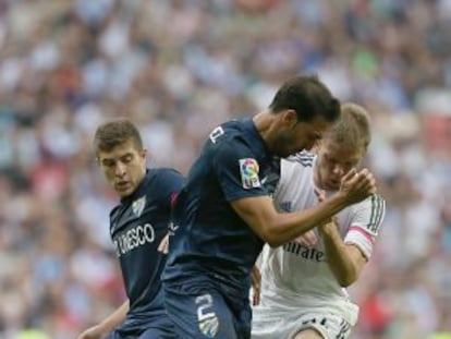 Illarra pugna por el balón con Gámez