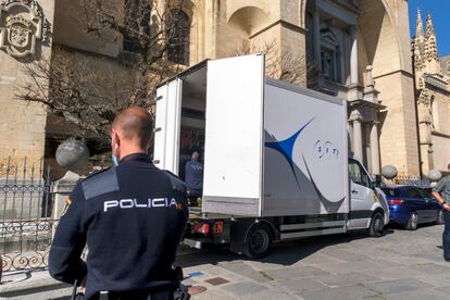 The police guarded the truck that transported the incunabulum from Segovia to Madrid.