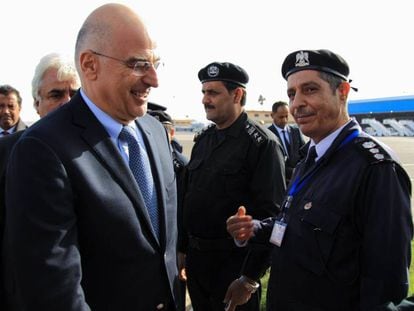 El ministro de Exteriores griego, Nikos Dendias, llega el 22 de diciembre al aeropuerto de Bengasi.