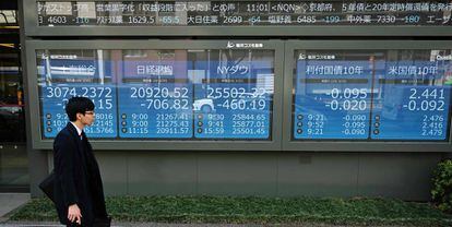 Imagen del exterior de una firma de valores en Tokio. 
