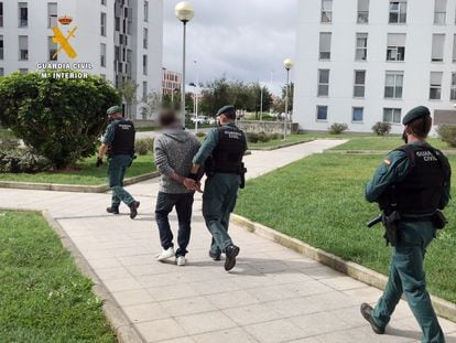 Agentes de la Guardia Civil detienen al presunto agresor sexual de una mujer en Santander, el pasado 4 de octubre.