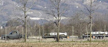 Un grupo de operarios transportan bombas en el interior de la base de Aviano, en el norte de Italia.