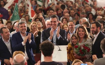 El presidente del Gobierno y candidato del PSOE, Pedro Sánchez junto a Susana Díaz e Ignacio López durante el acto de presentación de la candidatura del PSOE de Málaga.