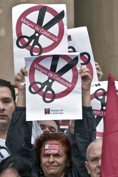 Médicos de Cataluña protestan contra los recortes en la sanidad pública.