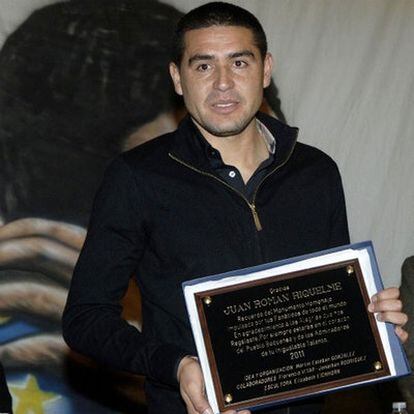 Riquelme recibe una placa durante el homenaje de ayer en Buenos Aires.