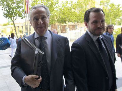 El expresidente de Caja Madrid, Miguel Blesa, izquierda.