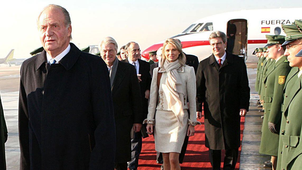 Juan Carlos I, en primer término, y Corinna Larsen, unos metros detrás, en el aeropuerto de Stuttgart en febrero de 2006.