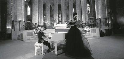 Božo Vrećo, con Clara Peya en la catedral de Santa María del Mar, en Barcelona, en el corto 'Maldita'.