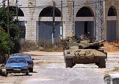 Un tanque israelí patrulla por las calles de Yenín.