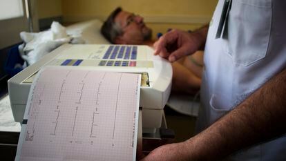 Un sanitario somete a un paciente a un electrocardiograma en el hospital Virgen del Valme de Sevilla.
