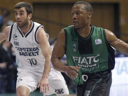 El base del Fiatc Joventut Demond Mallet se lleva el bal&oacute;n ante el base norteamericano del Gipuzkoa Basket Jared Jordan.