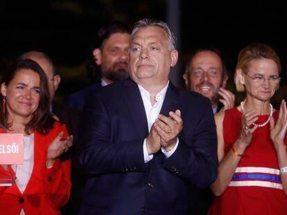 Viktor Orbán se dirige a sus seguidores en Budapest tras el anuncio de los resultados de las elecciones europeas. 