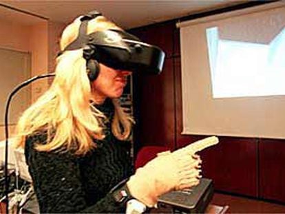 Una pedagoga, con un simulador de realidad virtual de un proyecto de apoyo a los niños autistas.