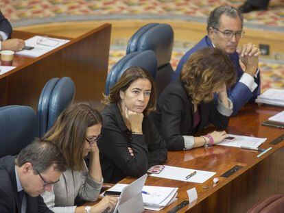 Gonz&aacute;lez-Mo&ntilde;ux, en el centro. A la derecha, Enrique Ossorio.