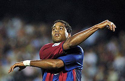 Kluivert, en su característico gesto para lamentarse de una jugada fallida.