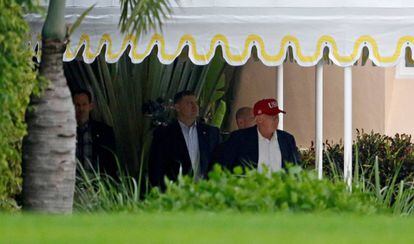 Trump abandona su residencia en Florida este domingo.