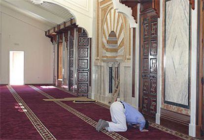 Un musulmán granadino reza en la nueva mezquita.