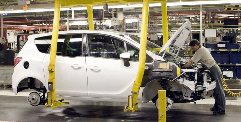 En la imagen, cadena de montaje de una fábrica de automoción.
