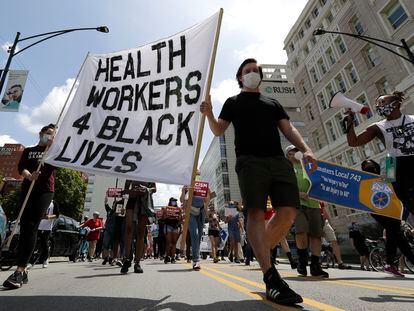 Trabajadores sanitarios en una manifestación por justicia social en el sector salud, en junio de 2020 en Chicago.