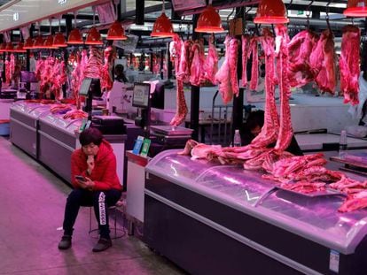 Un vendedor chino de carne en un mercado de Pekín, el pasado 15 de octubre.  