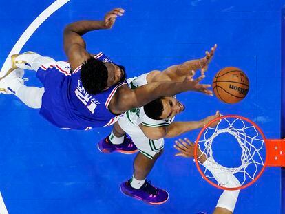 Joel Embiid, de los Philadelphia 76ers, tapona un lanzamiento de Malcolm Brogdon, de los Boston Celtics, durante el sexto partido de la eliminatoria.