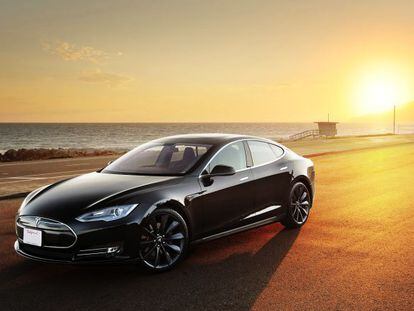 El Tesla Model S ya no necesita conductor, lo hace todo él solo