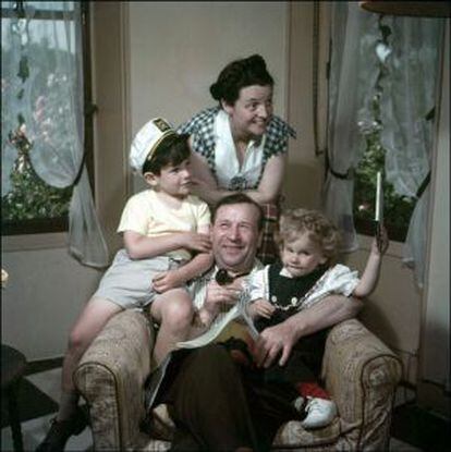 Georges Simenon, en una foto familiar de 1955, junto a su mujer y a sus hijos John (izquierda) y Marie.