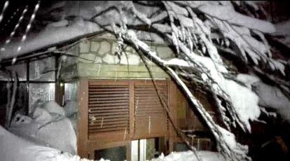 El hotel Rigopiano, alcanzado por una avalancha previsiblemente producida por alguno de los cuatro terremotos de magnitud superior a los 5 grados registrados en el centro de Italia. Unas 30 personas se encuentran atrapadas en el hotel situado en la localidad de Farindola, en la región de los Abruzos. 