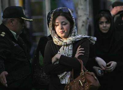Detención de varias mujeres en Teherán el pasado abril por no respetar las normas islámicas en el vestir.
