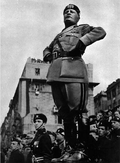 Mussolini dirigiéndose a la muchedumbre en 1938 con el uniforme de la milicia fascista que él mismo fundó. Entonces no podía imaginar que, cinco años después, la entrada de las tropas estadounidenses en Italia forzaría un golpe interno que acabó con todo su poder. La república de Saló sería sólo un triste epígono.