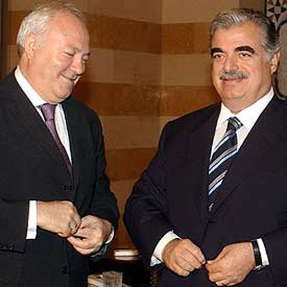 Moratinos, ayer en Beirut, con el primer ministro libanés, Rafik al Hariri.