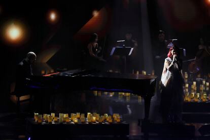 La cantante Bely Lasarte durante su actuación en la gala de los Premios Goya. 