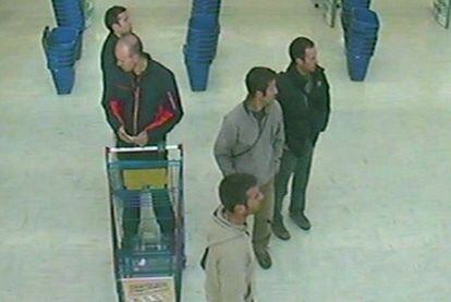Imagen difundida ayer por la agencia Efe de las cinco personas identificadas como etarras por la policía.