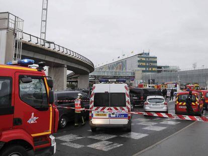 El aeropuerto de París-Orly, acordonado tras el incidente.