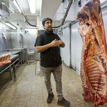 Hernán Méndez, en su carnicería de Buenos Aires.