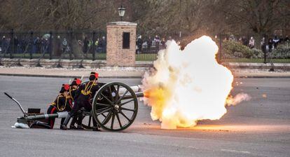 La Guardia Real disparaba este sábado en Londres salvas en honor al príncipe Felipe, fallecido a los 99 años.