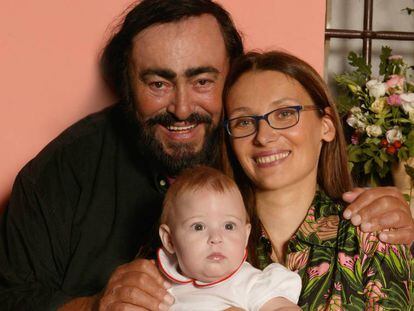 Luciano Pavarotti, junto a su esposa Nicoletta Mantovani y a su hija Alice, en 2003. 