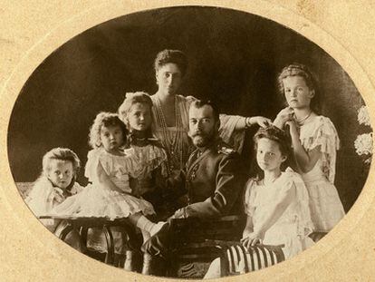 El zar Nicolás II, junto a la zarina Alejandra  y sus cinco hijos, el 15 de marzo de 1907.