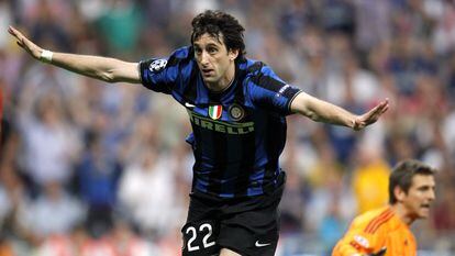 Diego Milito celebra tras marcar un gol durante la final de la Champions League entre el Inter y el Bayern de Múnich, en Madrid en 2010.