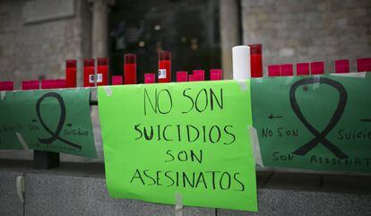 Concentració de la PAH davant de l'Ajuntament de Cornellà del Llobregat.