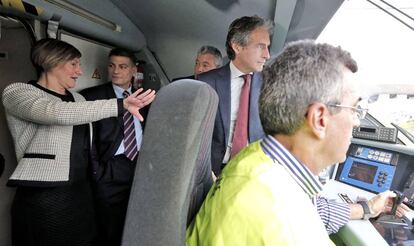 El ministro &Iacute;&ntilde;igo de la Serna junto a la consejera de Infraestructuras, Mar&iacute;a Jos&eacute; Salvador.