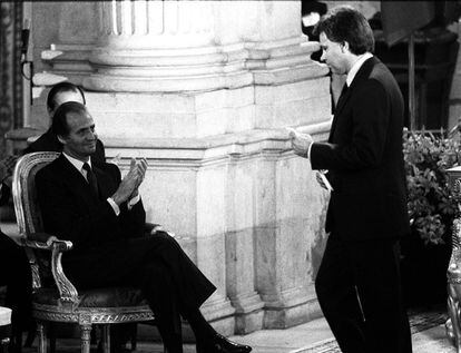 Firma del Tratado de Adhesión de España a la Comunidad Europea, en el Palacio Real de Madrid. En la foto Felipe González, después de su discurso pasa delante del Rey que le sonríe cariñosamente.