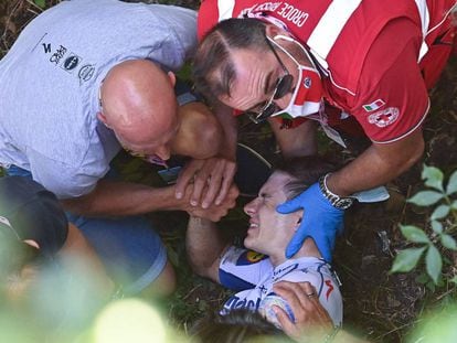 Remco Evenepoel, atendido este sábado por personal médico y miembros de su equipo tras una dura caída en el Giro de Lombardía.