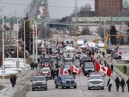 Varios camiones bloqueaban este viernes el puente Ambassador, que une la provincia canadiense de Ontario con el Estado de Míchigan (EE UU).